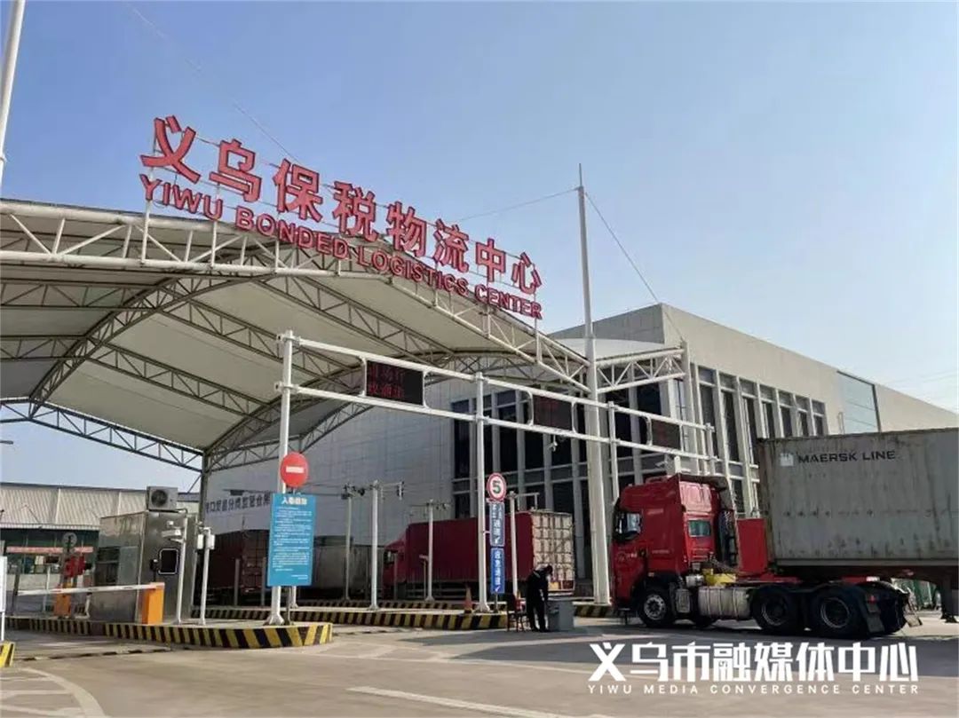 01-“义新欧”中欧班列标识的集卡车